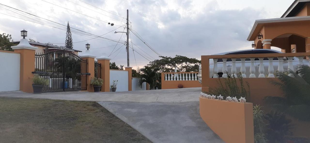 Modrians Runaway Bay Exterior foto